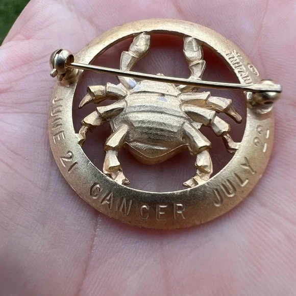 Vintage Crown Trifari 1969 Cancer Zodiac Brooch Gold-tone Astrology Crab - Picture 12 of 17